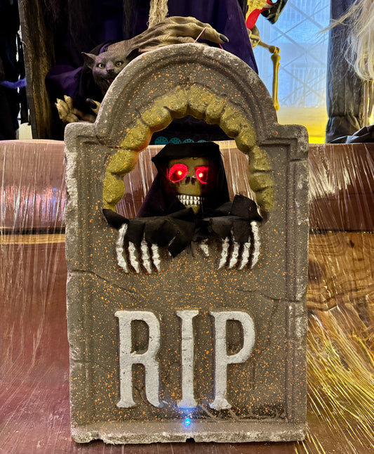 Tombstone with skull