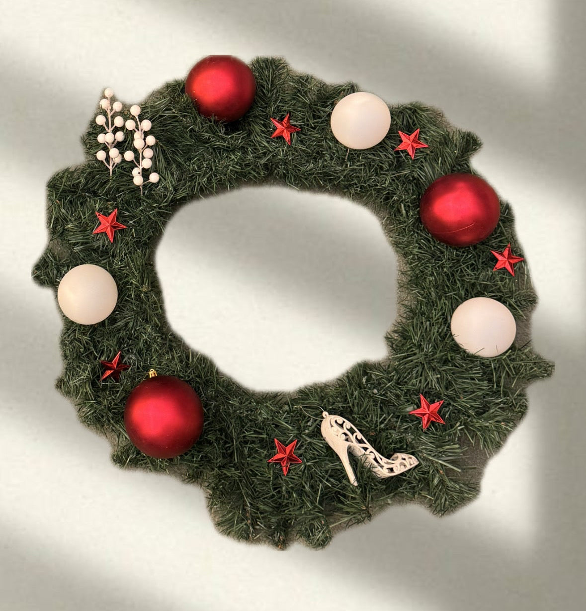 Winter's Embrace- 30cm wreath + 15 ornaments