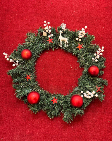 Winter's Embrace- 30cm + 15 ornaments