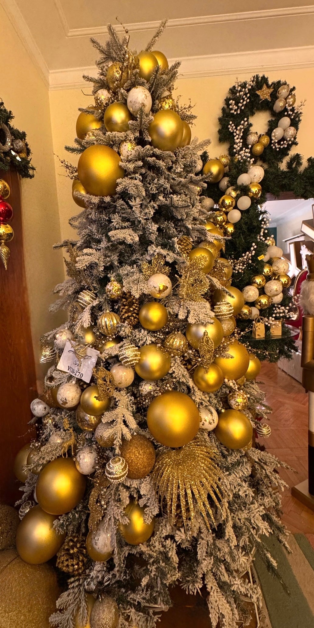 White Harmony- 2.70 m Christmas tree ( +30 ornaments)