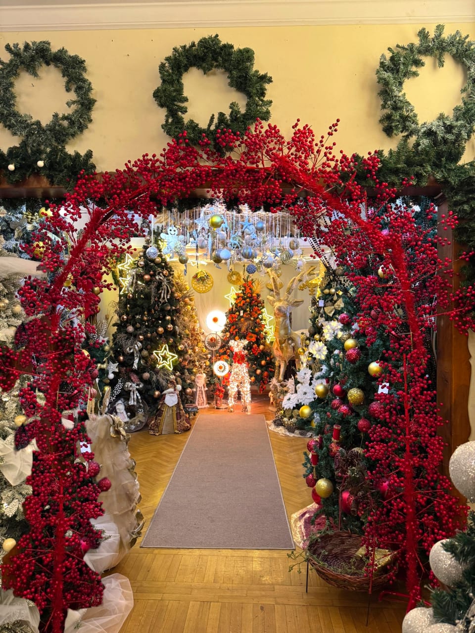 Red cherry Christmas arch