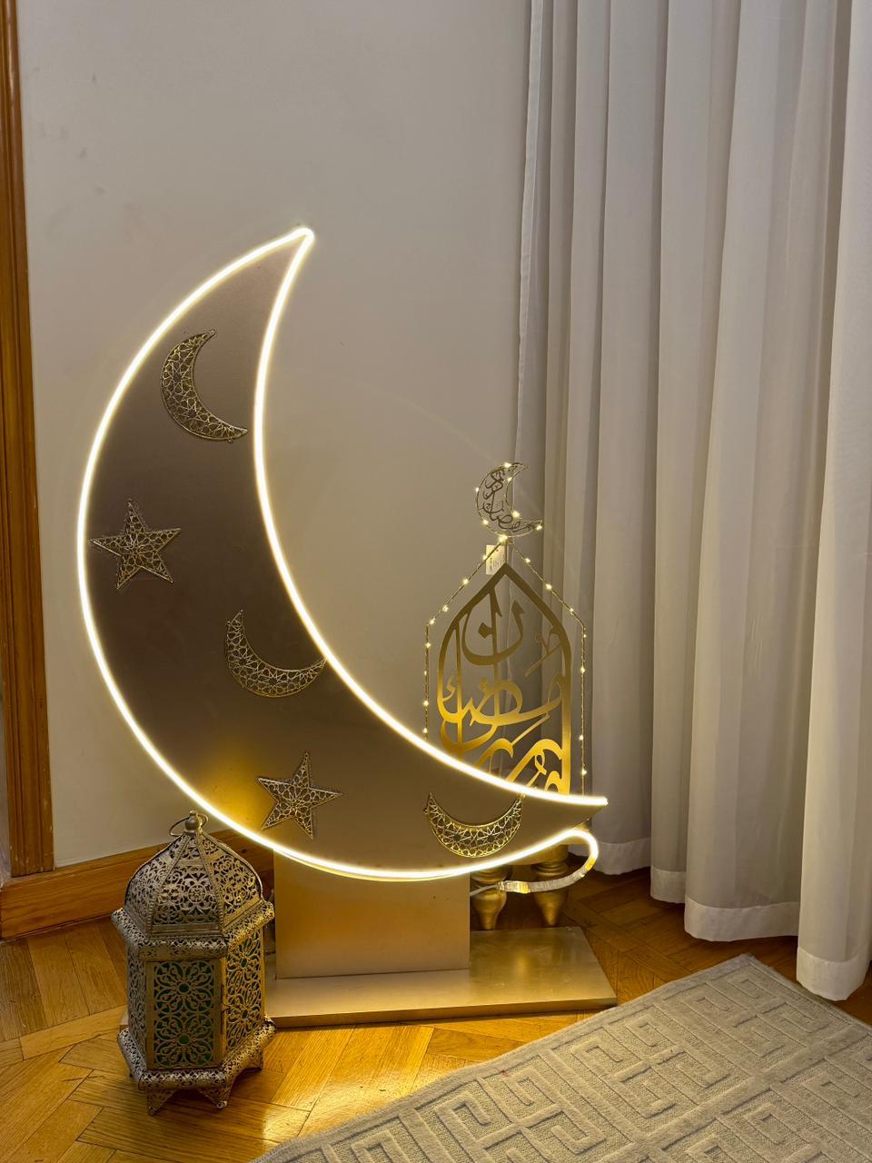Illuminated Crescent Display with Lantern Accents