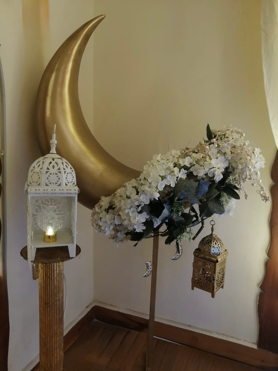 Gold crescent with flower with 2 lanterns