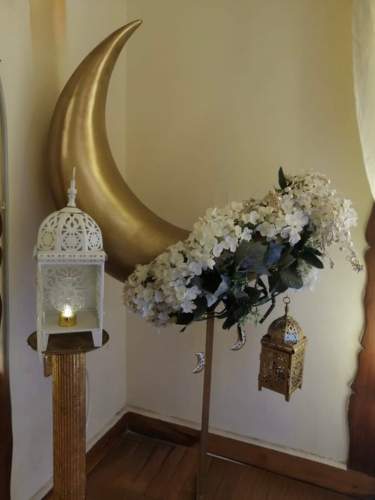 Gold crescent with flower with 2 lanterns