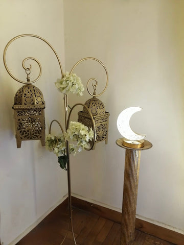 Stand with two lanterns and stand with lit crescent