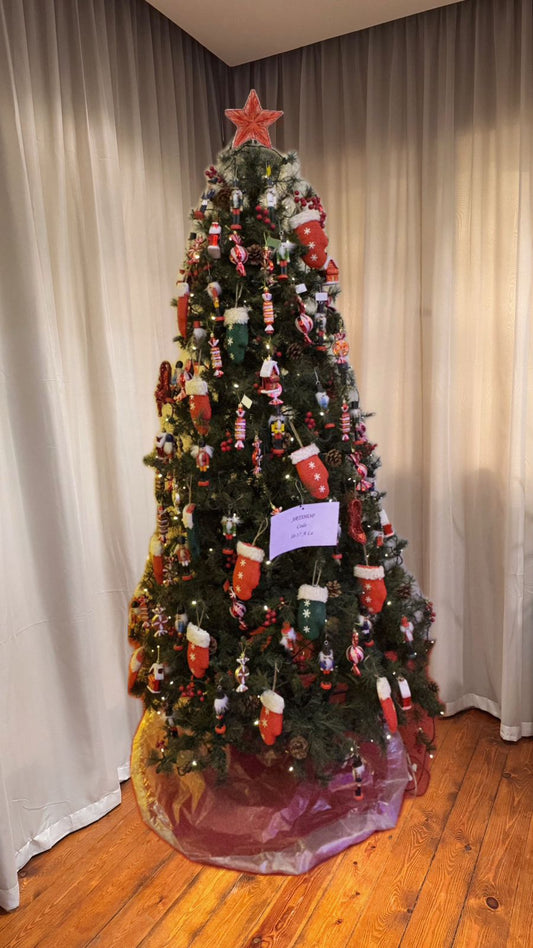 Holiday Pine- 2.10 m tree + 50 ornaments